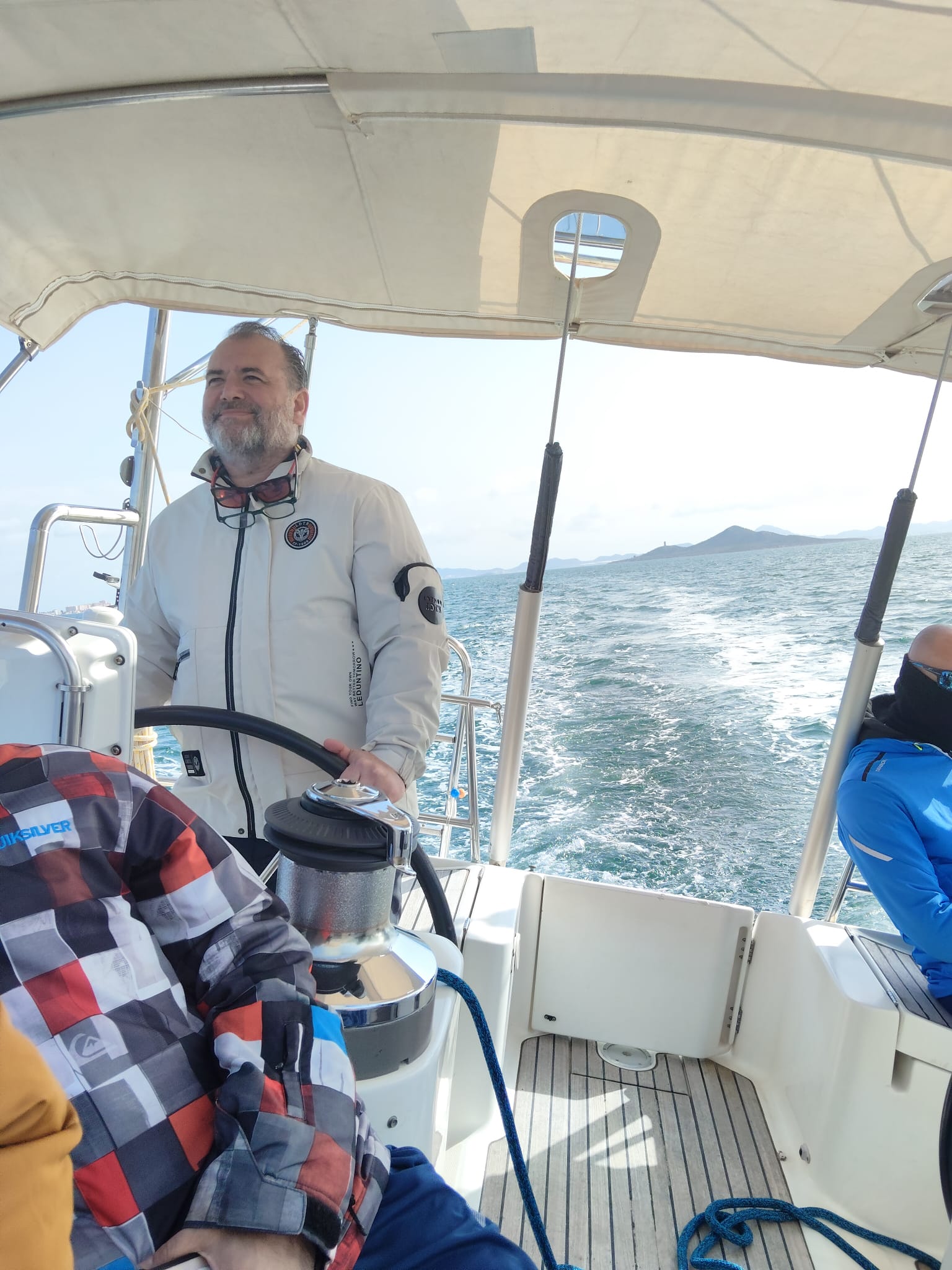 Alberto Da Silva, fundador de SailVoyager, al timón de un velero