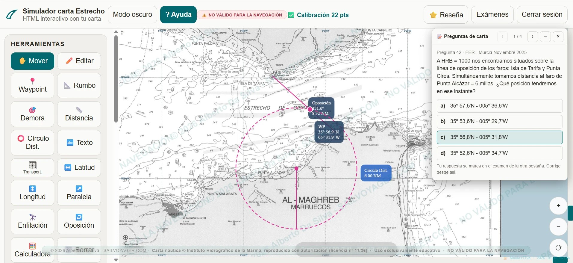 Simulador de carta náutica del Estrecho de Gibraltar con las preguntas del examen en un panel junto a la carta