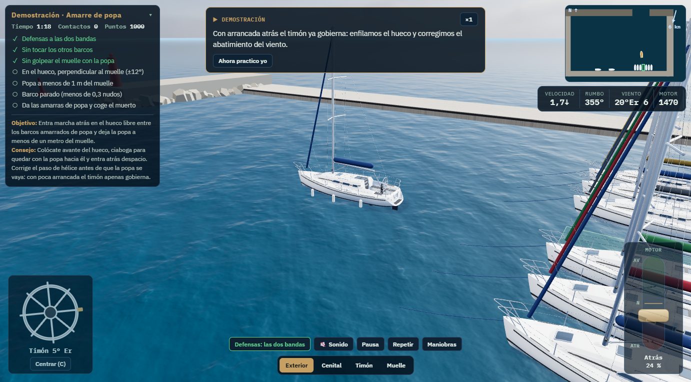 Simulador de maniobras: velero en 3D entrando marcha atrás entre barcos amarrados de popa, con el panel de criterios, la demostración explicando el paso, el minimapa del puerto, los instrumentos, la rueda del timón y la palanca del motor