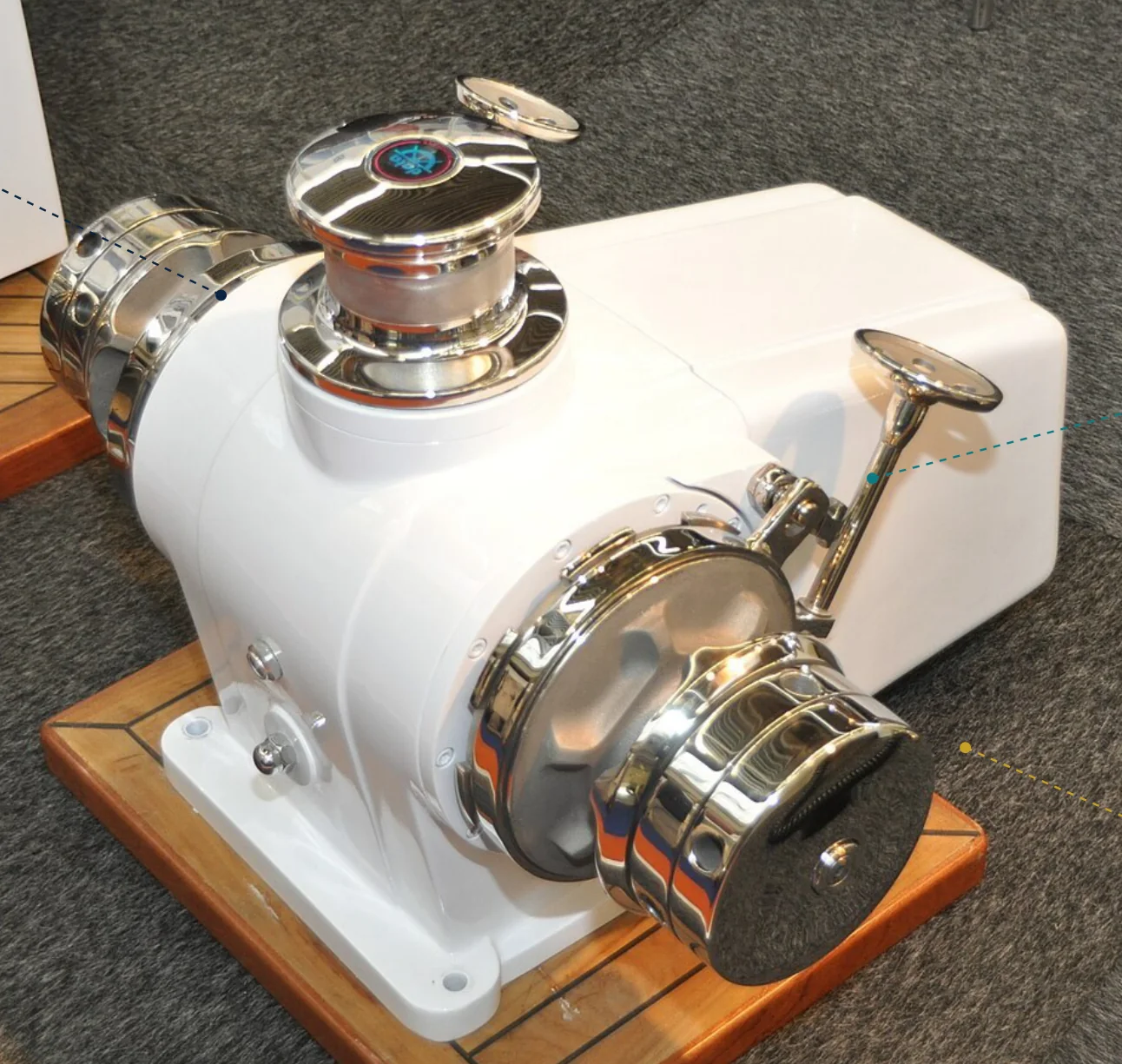 Molinete eléctrico real, con cabirón, barbotén y manivela de emergencia